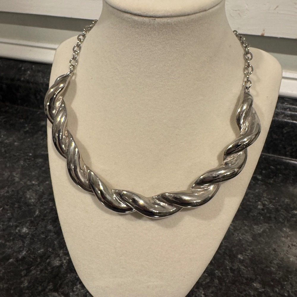 New Never Worn Vintage Silvertone Twisted Necklace Chainlink Scoopneck